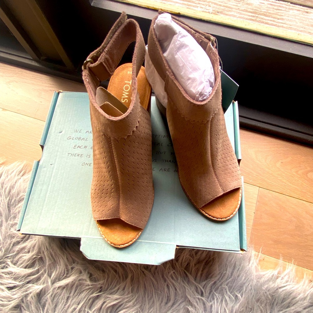 New in Box Toms Taupe Gray Suede Perforated Women's Grenada Sandals Sz 6